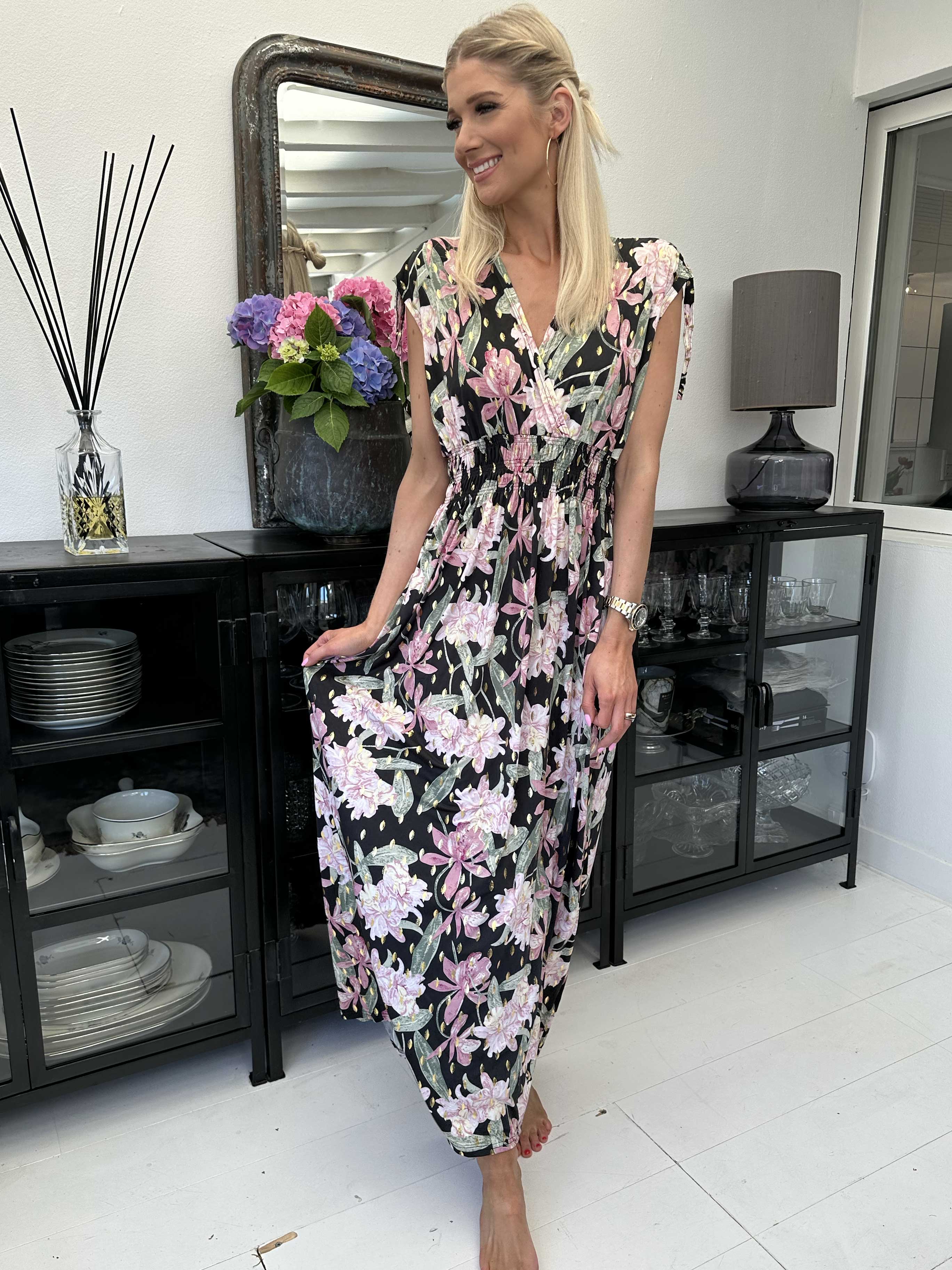 Pams Flower Sleeveless - Blommig långklänning i skrynkelfritt material